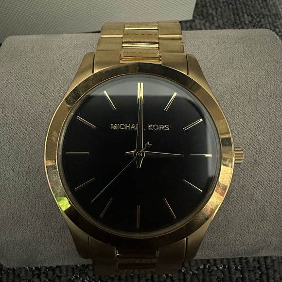 MICHAEL KORS
Slim Runway Black Dial Men's Watch
Item No. MK8621 - Picture 6 of 7